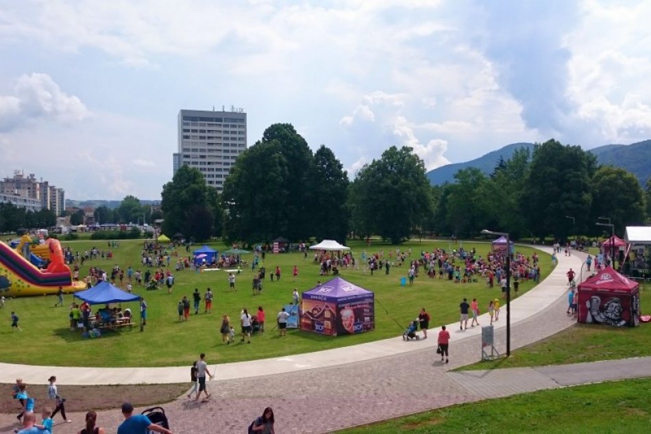 Ilustračný obrázok k článku Bystrický park doslova ožije: Chýbať nebudú skákacie hrady, vystúpenia či penová šou