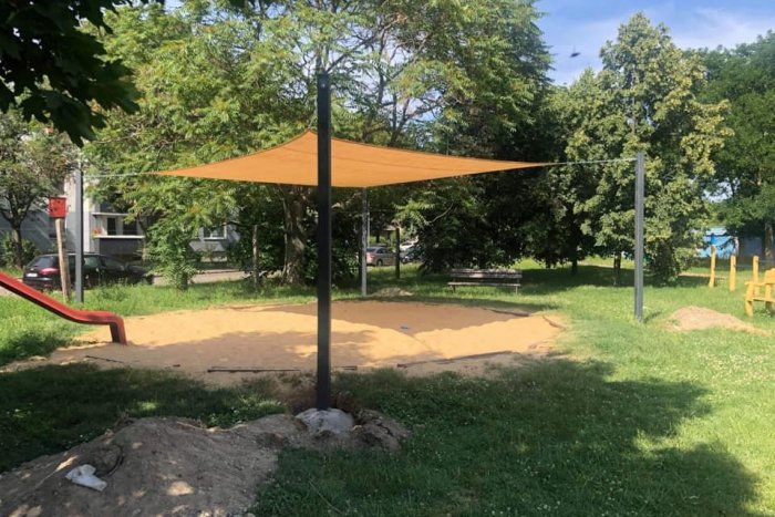 Ilustračný obrázok k článku Deti na bratislavských pieskoviskách chránia tienidlá a slnečné clony