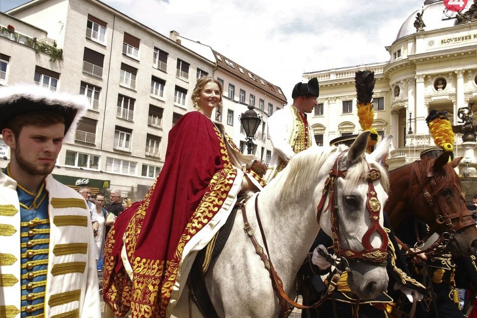 Ilustračný obrázok k článku Korunovácia Márie Ludoviky: Panovníčku stvárnila herečka nitrianskeho divadla, FOTO