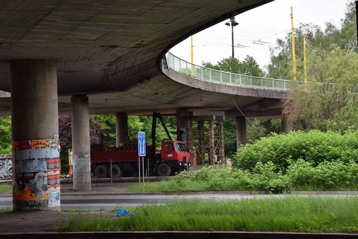 Ilustračný obrázok k článku Pod žilinským rondlom odstraňujú podpornú konštrukciu