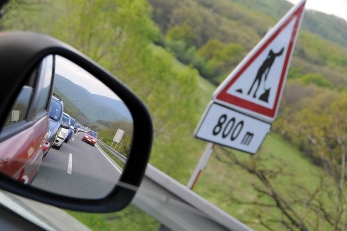 Ilustračný obrázok k článku Aj Brezňania si na moste pri Ľupči postoja v kolónach. TOP hlášky vodičov, ktorými bavia internet