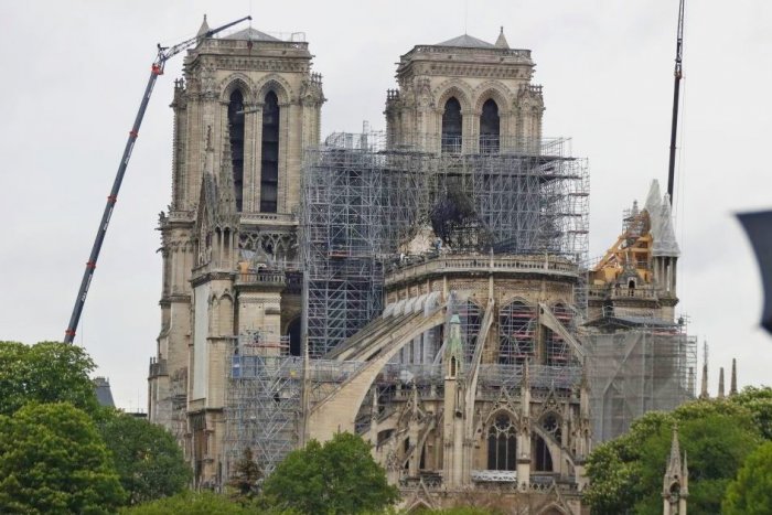 Ilustračný obrázok k článku Z Notre-Dame začnú odstraňovať  poškodené lešenie: Bude to trvať mesiace