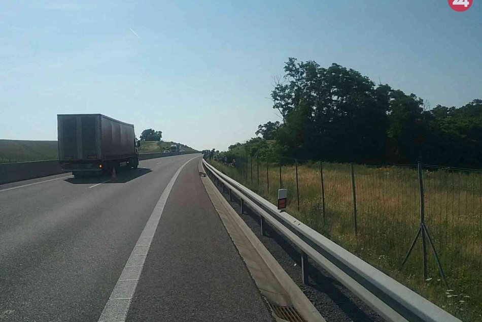 Ilustračný obrázok k článku Hasiči na R1 pomáhali autobusu plného žiakov. Cestou do Bystrice dostal defekt, FOTO