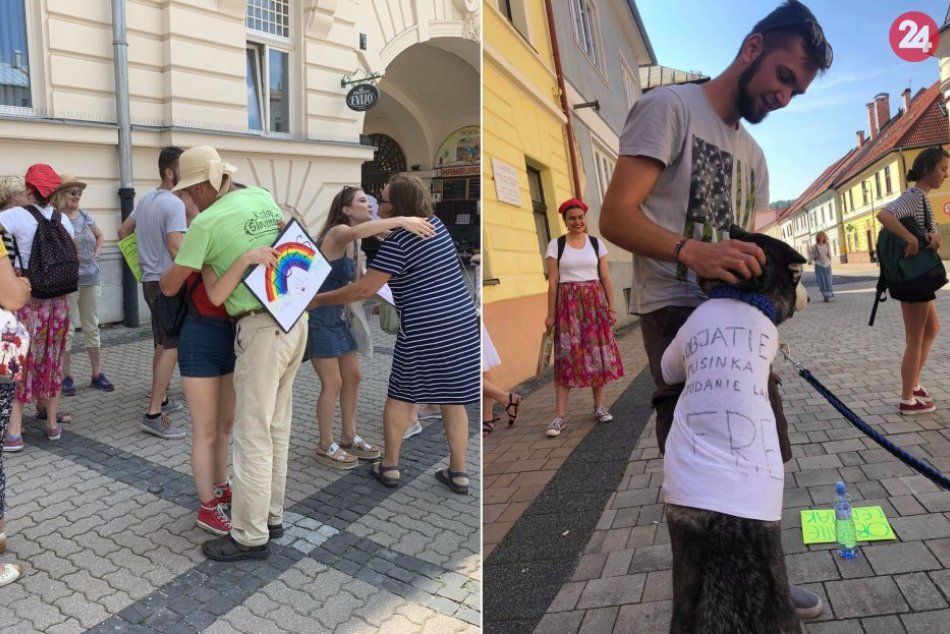 Ilustračný obrázok k článku V Bystrici sa vo veľkom rozdávali objatia. Činil sa aj štvornohý pomocník, FOTO