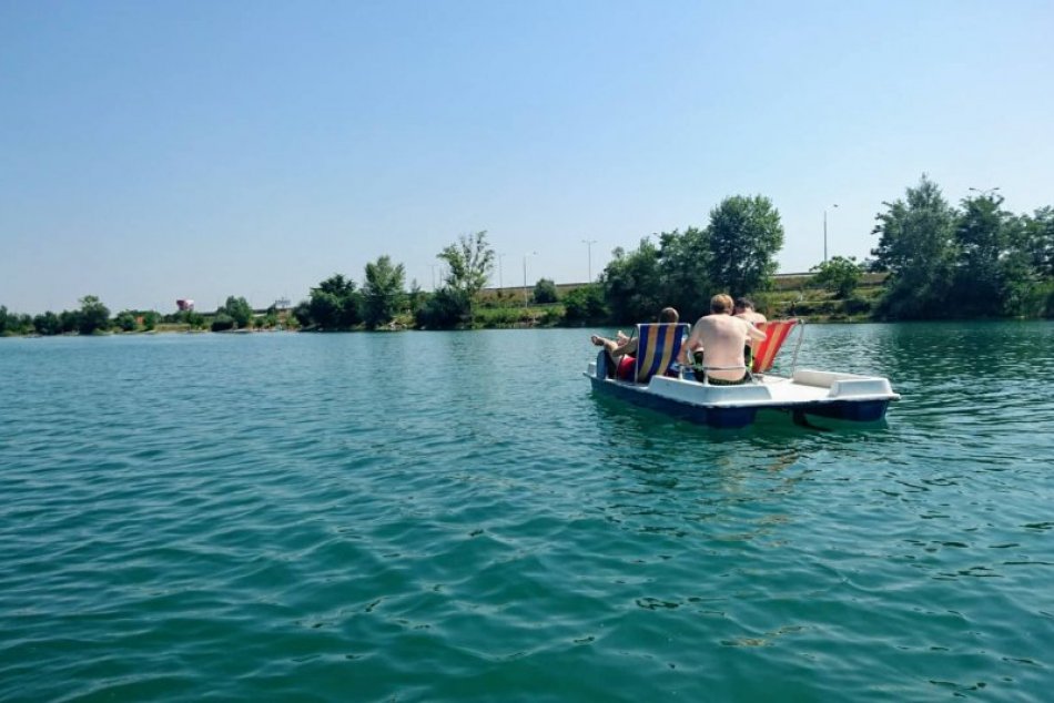 Ilustračný obrázok k článku Čistá voda a romantické zákutia: Jazerá kúsok za Bratislavou ponúkajú príjemné ochladenie