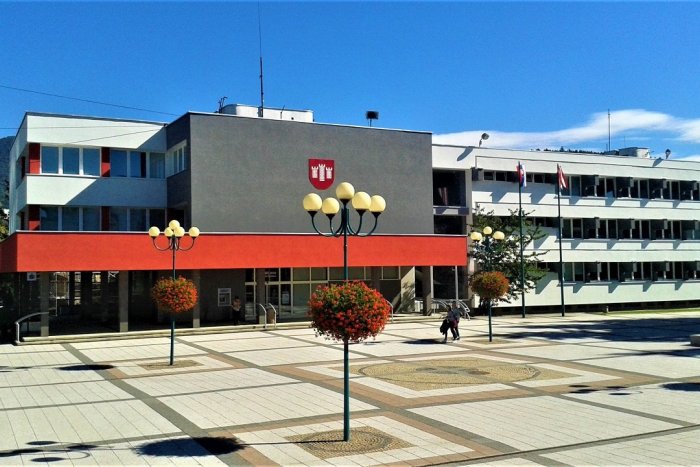 Ilustračný obrázok k článku ÚVO naparil Považskej Bystrici mastnú pokutu: Radnica plánuje takýto krok