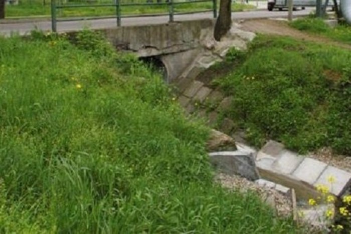 Ilustračný obrázok k článku Hrozný nález v Skároši! Z kanála vytiahli mŕtveho 64-ročného miestneho muža