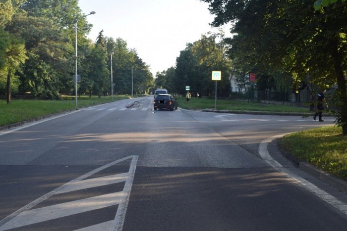 Ilustračný obrázok k článku Cyklista (89) chcel prejsť na druhú stranu cesty: Zrazil sa s autom