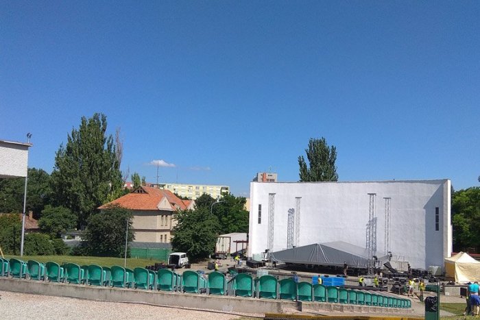 Ilustračný obrázok k článku Väčší komfort pre vystupujúcich: Novozámocký amfiteáter je už po rekonštrukcii