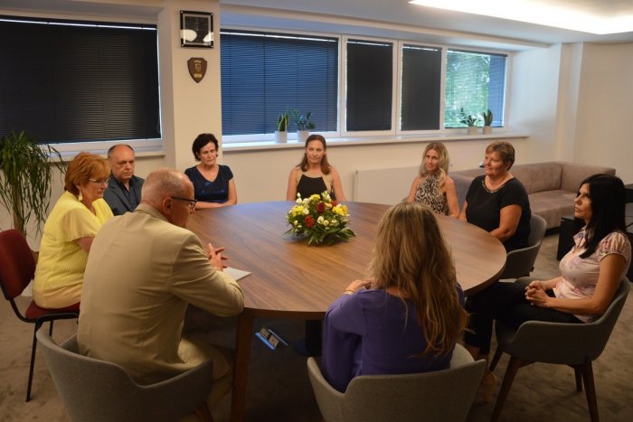 Ilustračný obrázok k článku Šalianske školy s novým vedením: Riaditelia si prevzali menovacie dekréty, FOTO