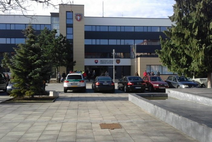 Ilustračný obrázok k článku Šalianska radnica skúša šťastie: Hľadajú financie na kultúru, zeleň aj kino