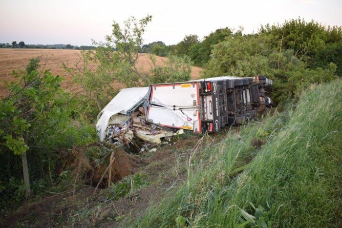 Ilustračný obrázok k článku Kamión zišiel z cesty a narazil do stromu: Po náraze sa prevrátil, FOTO