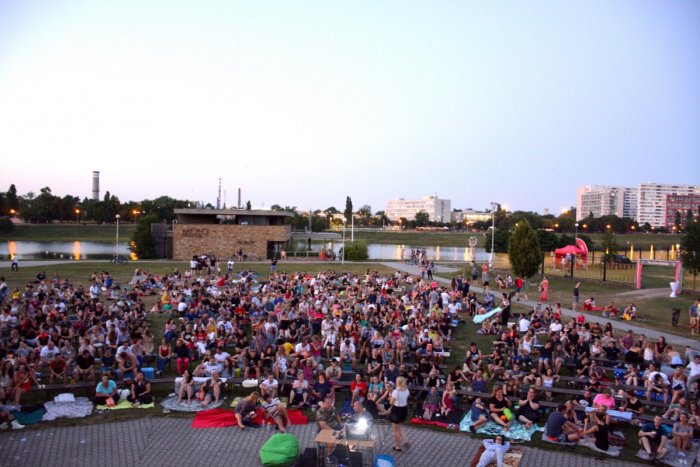 Ilustračný obrázok k článku LETNÉ KINO: Čakajú na vás klasiky, novinky, dráma, ale aj romantika na veľkom plátne