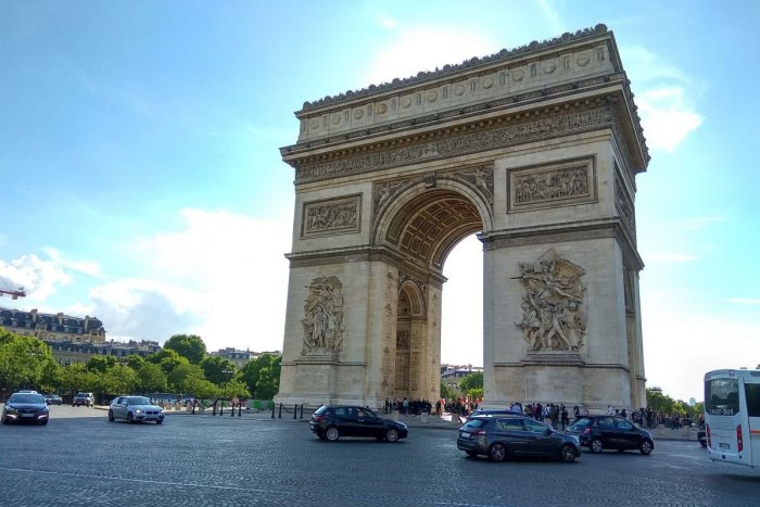 Ilustračný obrázok k článku Paríž bojuje proti znečisteniu: Zakázali jazdu dieselových áut starších ako 13 rokov