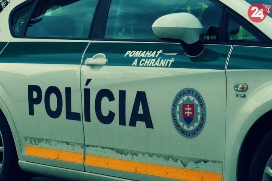 Ilustračný obrázok k článku Z Váhu vytiahli vrak auta: Našli sa v ňom ľudské pozostatky