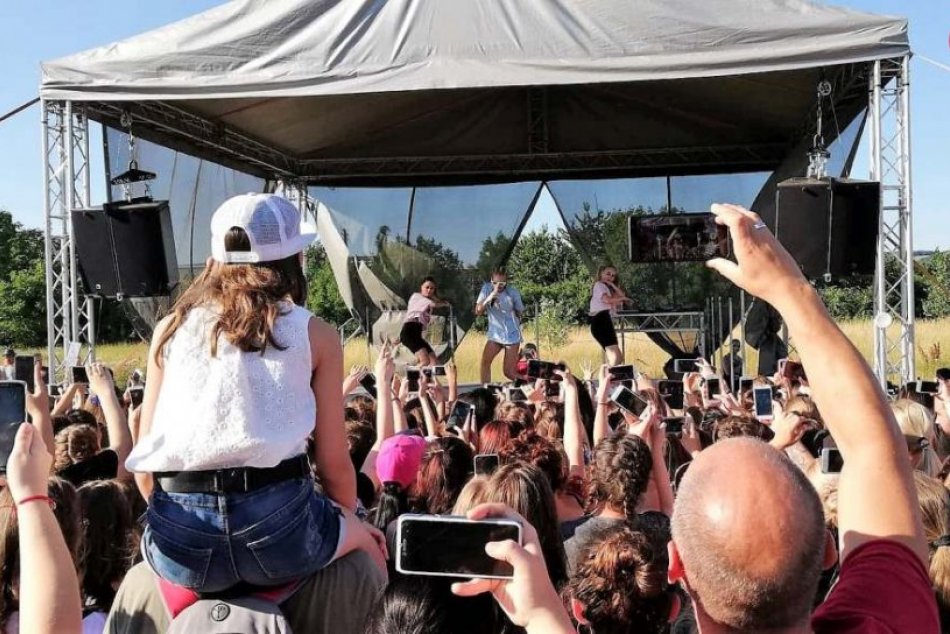 Ilustračný obrázok k článku Hlohovčania privítali prázdniny: Koncert Simy prilákal stovky návštevníkov, FOTO
