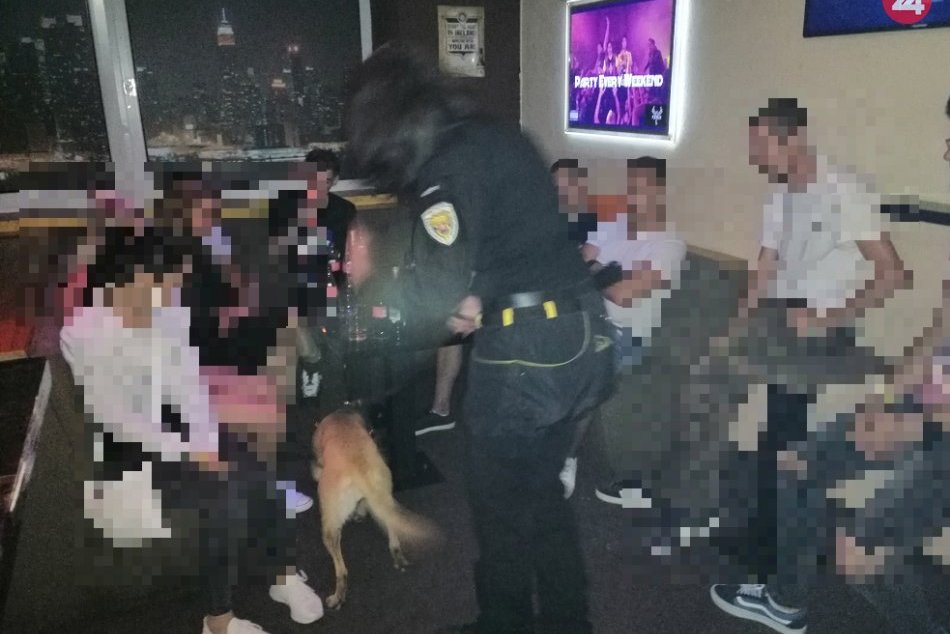 Ilustračný obrázok k článku Policajné kontroly v baroch Trnavského kraja: Zopár mladých vysvedčenie aj zapíjalo