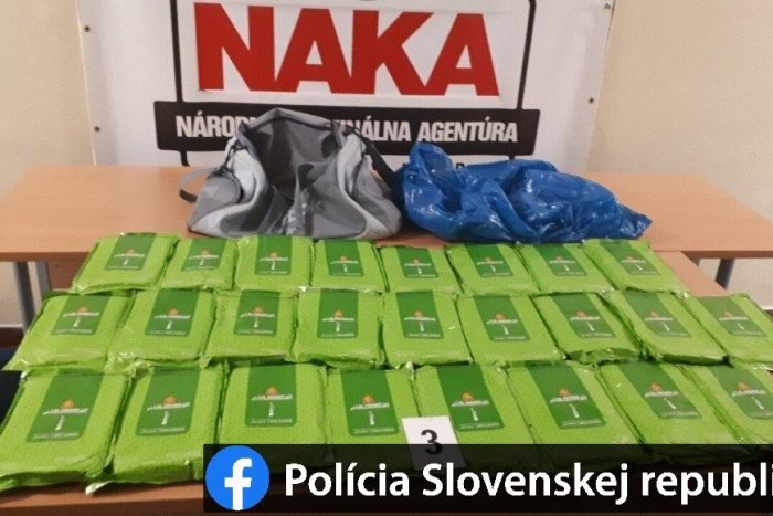 Ilustračný obrázok k článku Na košickom internáte zaistila polícia marihuanu, nelegálny tabak aj zbraň, FOTO