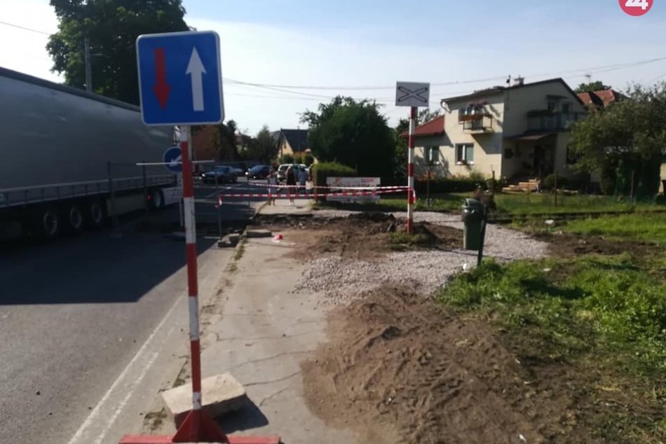 Ilustračný obrázok k článku Vodiči, bude vás zaujímať: Začali práce na odstraňovaní železničnej vlečky, FOTO