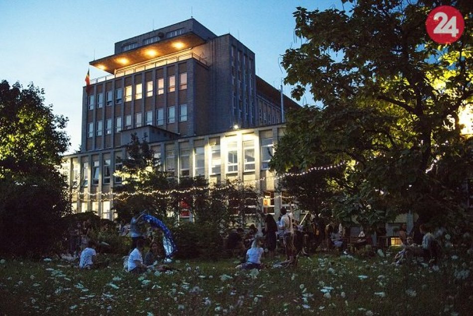 Ilustračný obrázok k článku Leto pod Palmou v Novej Cvernovke láka na svieži program a tieň v parku