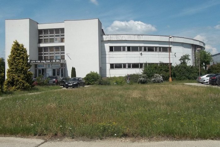 Ilustračný obrázok k článku Unikát s olympijským bazénom: Brány plavárne sa otvorili pred viac ako 30 rokmi