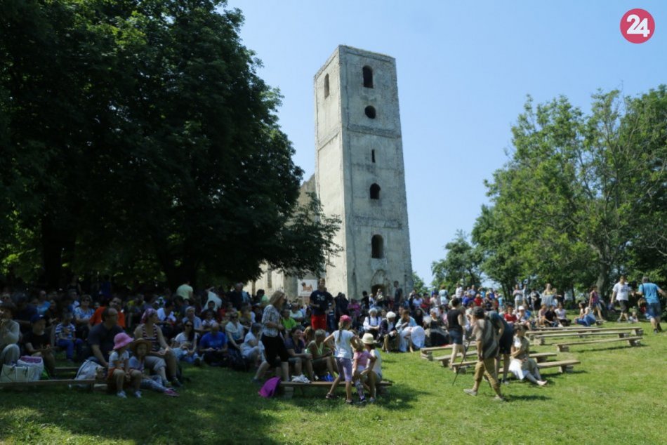 Ilustračný obrázok k článku Veriaci zaplnia obľúbenú zrúcaninu: Čaká ich Bielonedeľná púť na Katarínku