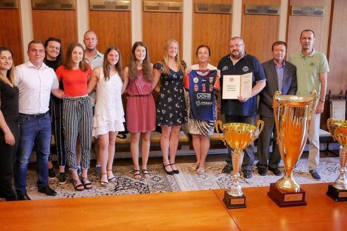 Ilustračný obrázok k článku Mali úspešnú sezónu: Hádzanárkam ŠŠK Prešov blahoželala aj primátorka Turčanová