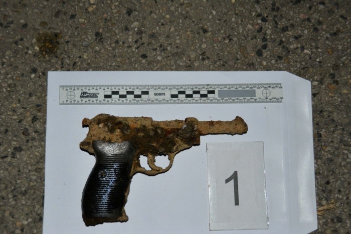 Ilustračný obrázok k článku Nevšedný úlovok v rieke Nitra: Muž (29) z vody vytiahol zbraň, FOTO