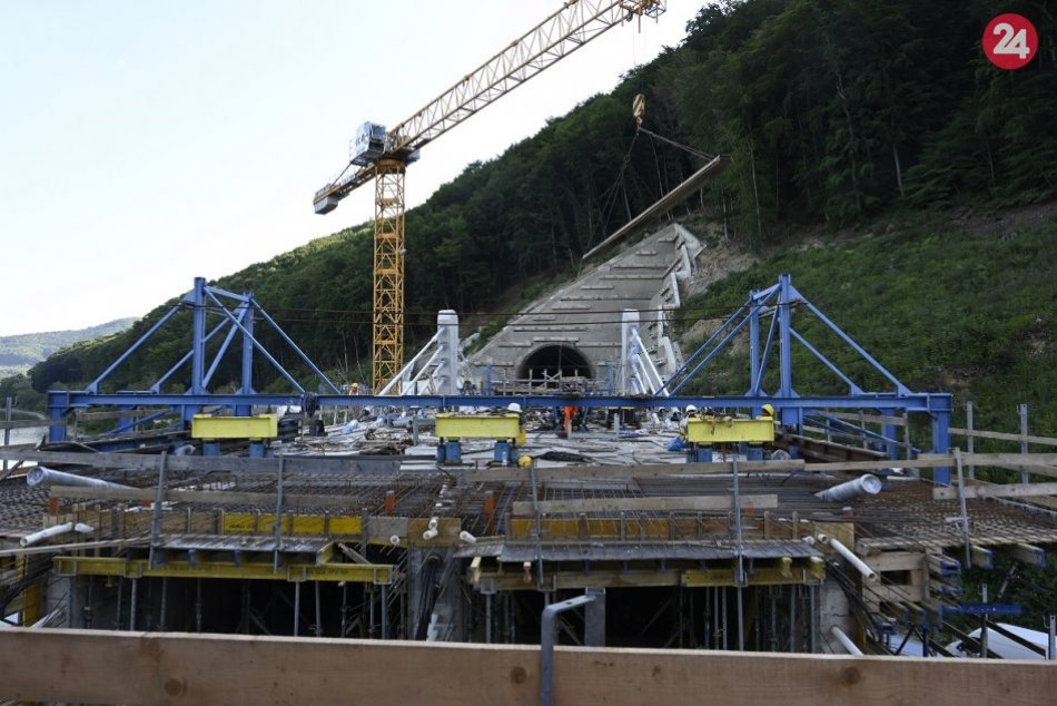 Ilustračný obrázok k článku Už to malo byť hotové… Dokončenie železnice pri Považskej môže meškať 2,5 roka