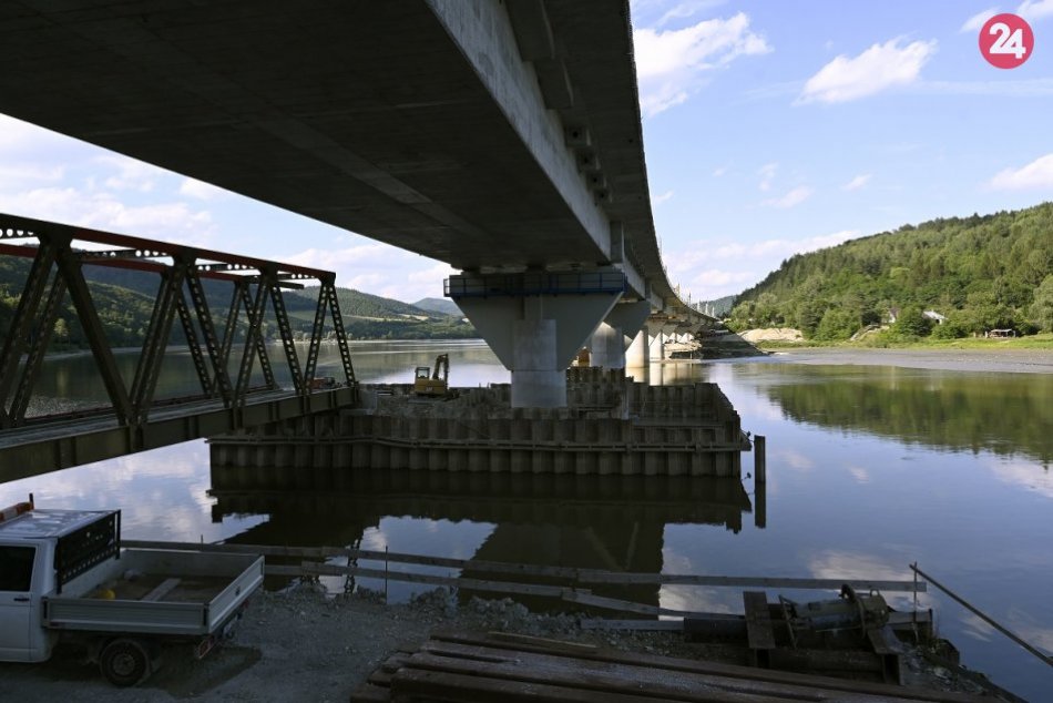 Ilustračný obrázok k článku Najprv COVID-19, potom Nosická priehrada: Práce sa železnici meškajú