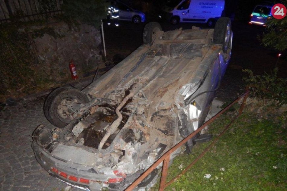 Ilustračný obrázok k článku Žiarski policajti riešia mladíka (20): Havaroval opitý a toto našli v aute, FOTO