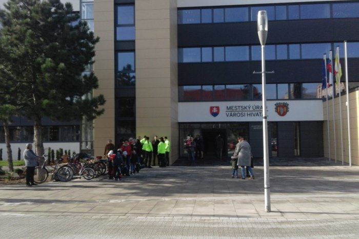 Ilustračný obrázok k článku Šalianska radnica vydá novú publikáciu: Oslávia 30. výročie Nežnej revolúcie