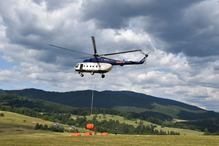 Ilustračný obrázok k článku Stovka hasičov a dobrovoľníkov stále zasahuje: V akcii aj dva vrtuľníky a dron