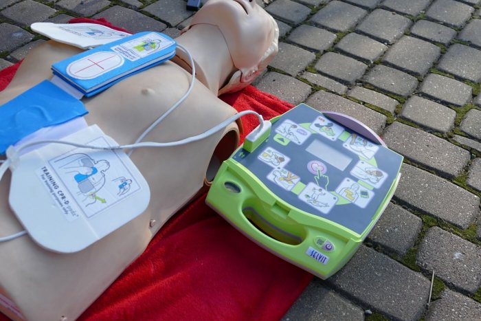 Ilustračný obrázok k článku Záchranke zo Žiaru to sem môže trvať aj 25 minút: Odľahlá obec si kúpila defibrilátor