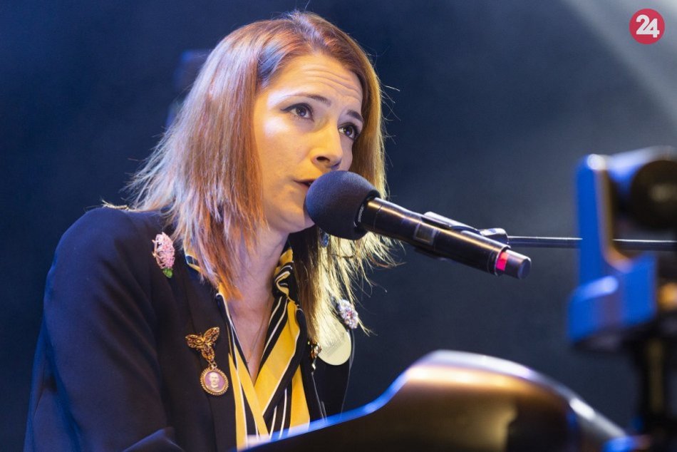 Ilustračný obrázok k článku Prekvapivá POSILA pre Demokratov: Do strany vstupuje hudobníčka Dorota Nvotová