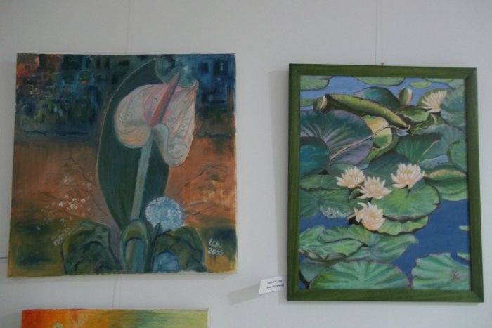 Ilustračný obrázok k článku Biele steny zdobia obrazy: Príďte sa pokochať dielami šalianskych autoriek, FOTO