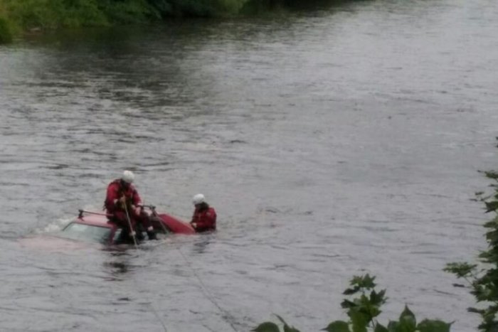 Ilustračný obrázok k článku Kuriózny zásah hasičov na Liptove: Auto zišlo z cesty rovno do Váhu