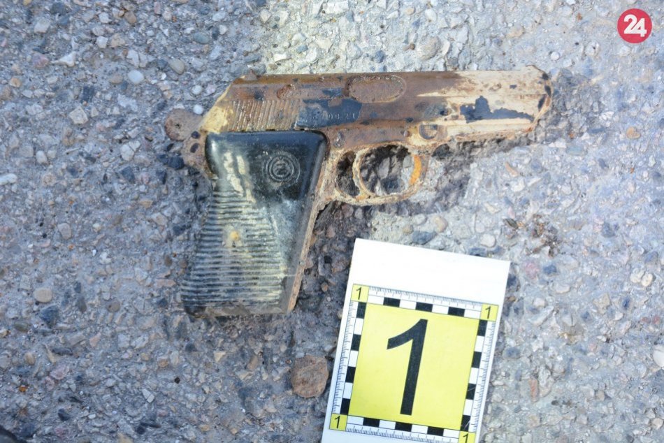 Ilustračný obrázok k článku Ďalšia zbraň na dne rieky Nitra: Muž ju vylovil pomocou magnetu, FOTO