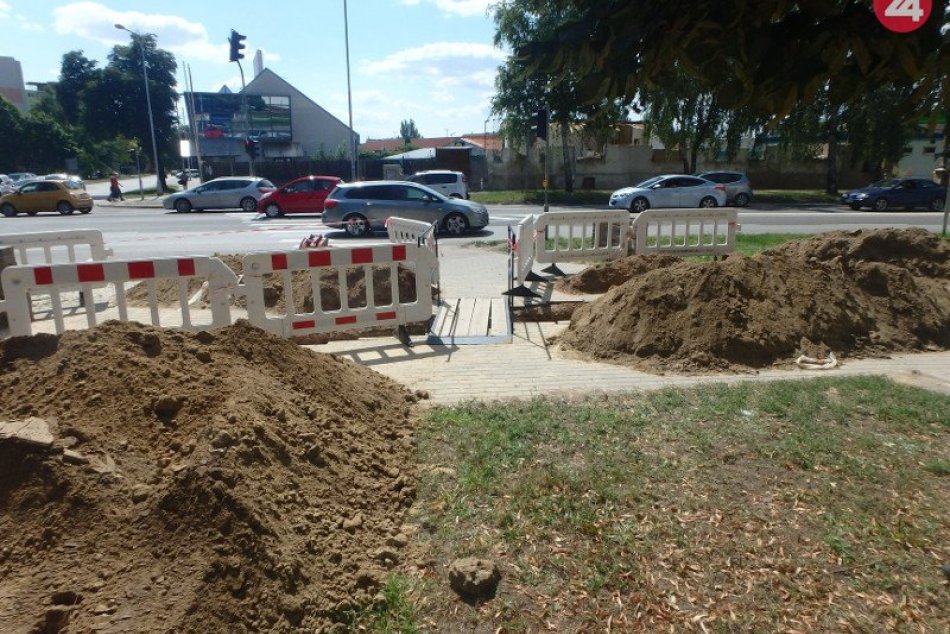 Ilustračný obrázok k článku Robotníci našli ľudské pozostatky staré 250 rokov: Posvieti si na ne archeológ, FOTO