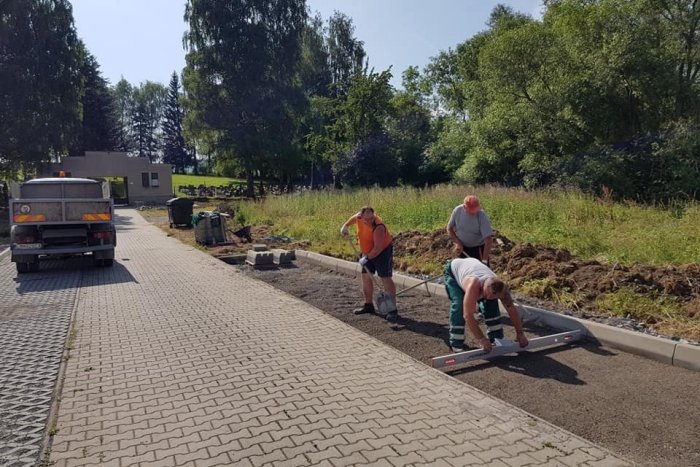 Ilustračný obrázok k článku Problematické parkovanie skončilo: Pred demänovským cintorínom budujú odstavné plochy