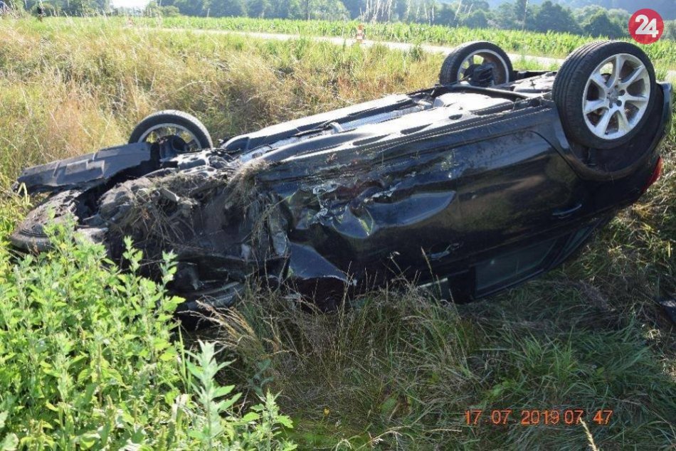 Ilustračný obrázok k článku Mladý Bystričan (20) sa v protismere zrazil s 2. autom. Skončil mimo cesty na streche, FOTO