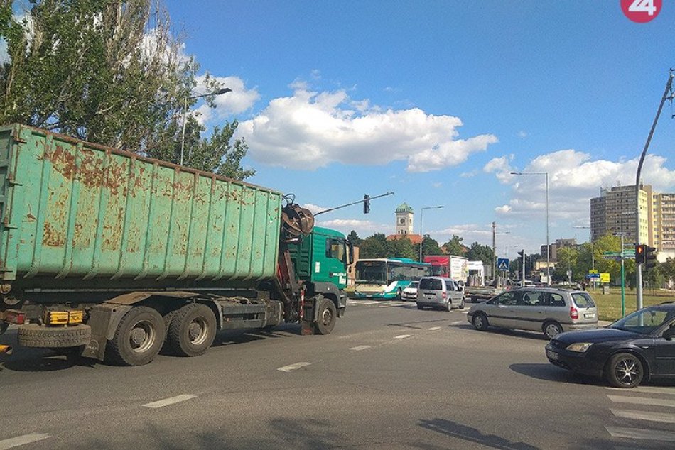 Ilustračný obrázok k článku Obyvatelia Zámkov žiadajú obchvat mesta: Petíciu podpísali už tisíce ľudí!