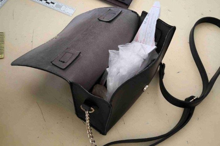 Ilustračný obrázok k článku Policajti zadržali dílerku pervitínu: V kabelke mala niekoľko desiatok dávok drogy