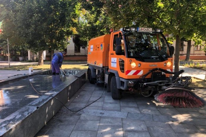 Ilustračný obrázok k článku Fontánu pri radnici vyčistili: Vodou sa schladíte, ale neuhasíte smäd, FOTO