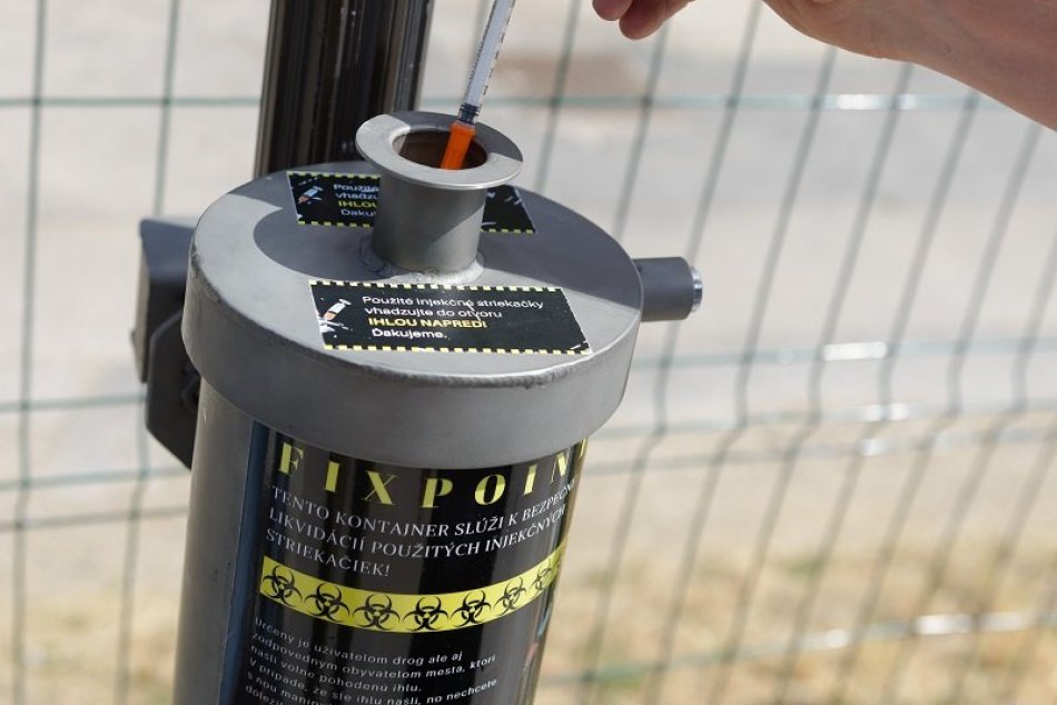 Ilustračný obrázok k článku Novinka vo Zvolene: Na autobuske osadia nádobu na likvidáciu injekčných striekačiek