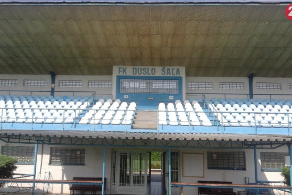 Ilustračný obrázok k článku Klienti krízového centra nezaháľali: Pustili sa do prác na futbalovom štadióne