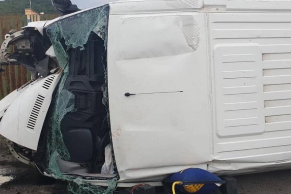 Ilustračný obrázok k článku Nehoda na R2 neďaleko Tornale: Dodávka skončila mimo cesty