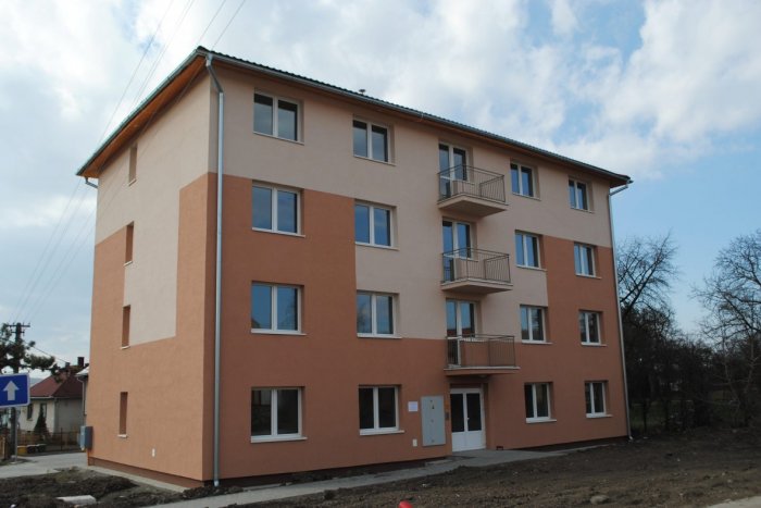 Ilustračný obrázok k článku Tešedíkovčanom vyrástli nové byty: Samospráva na ich kúpu získala úver