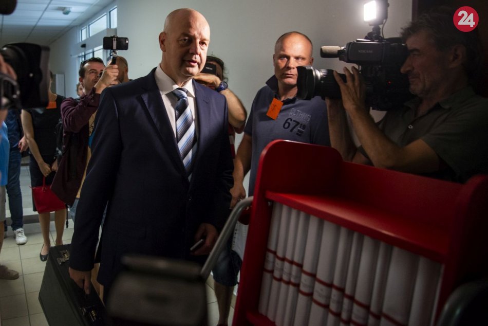 Ilustračný obrázok k článku Pojednávanie v kauze zmeniek prerušili: Pavol R. neprišiel