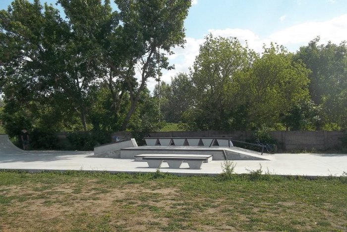 Ilustračný obrázok k článku Milovníci skateboardingu sa už tešia: V Šali vyrástlo nové ihrisko, FOTO
